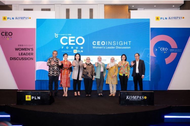 Menteri Pemberdayaan Perempuan dan Perlindungan Anak Arifatul Choiri Fauzi (keempat dari kiri) dan Presiden Direktur PT PLN Chairani Racmatullah (keempat dari kanan) dalam CEO Insight Women's Leader. 