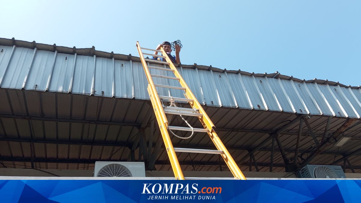 Drone Tersangkut di Atap Stadion Wijaya Kusuma Cilacap, Pemilik Gelisah lalu Lapor Damkar