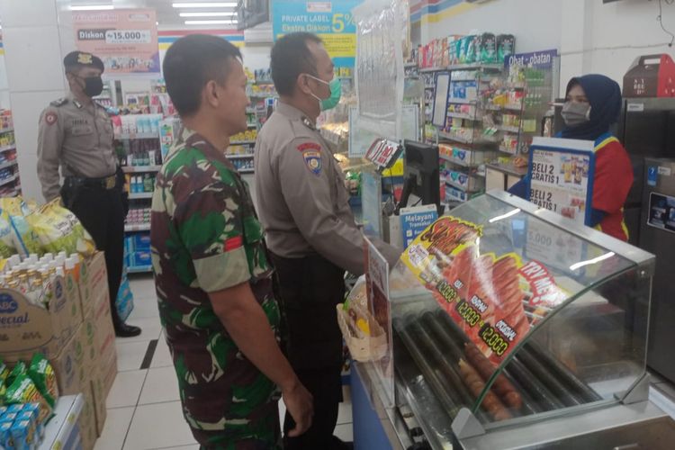 Personel Polres Sumedang cek ketersediaan kebutuhan pokok di sejumlah toko modern di Jatinangor, Sumedang, Jawa Barat, Kamis (2/4/2020). Dok. Polres Sumedang/KOMPAS.com