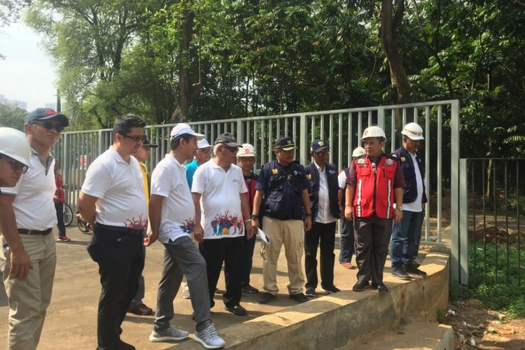 Menteri PUPR Basuki Hadimuljono saat meninjau pekerjaan kanal di depan SU GBK, Minggu (24/6/2018).