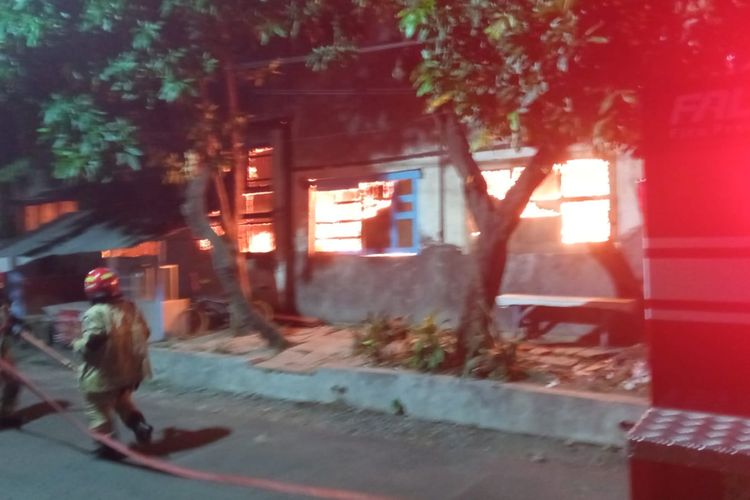 Gudang Kosong Milik PLN di Surabaya Hangus Terbakar