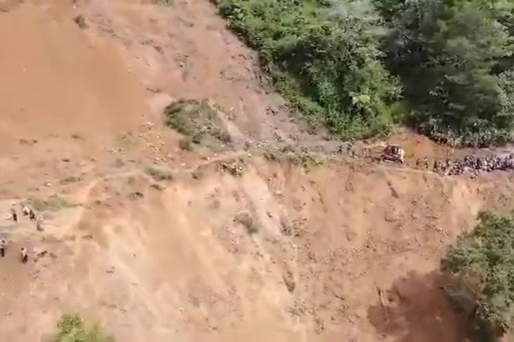 Foto Drone memperlihatkan bencana tanah longsor terjadi di jalan trans sulawesi penghubung Kabupaten Luwu dan Kota Palopo di Desa Bonglo, Kecamatan Bastem Utara, Kabupaten Luwu, Sulawesi Selatan pada Senin (26/2/2024) pagi Sekitar pukul 09.00 wita.
