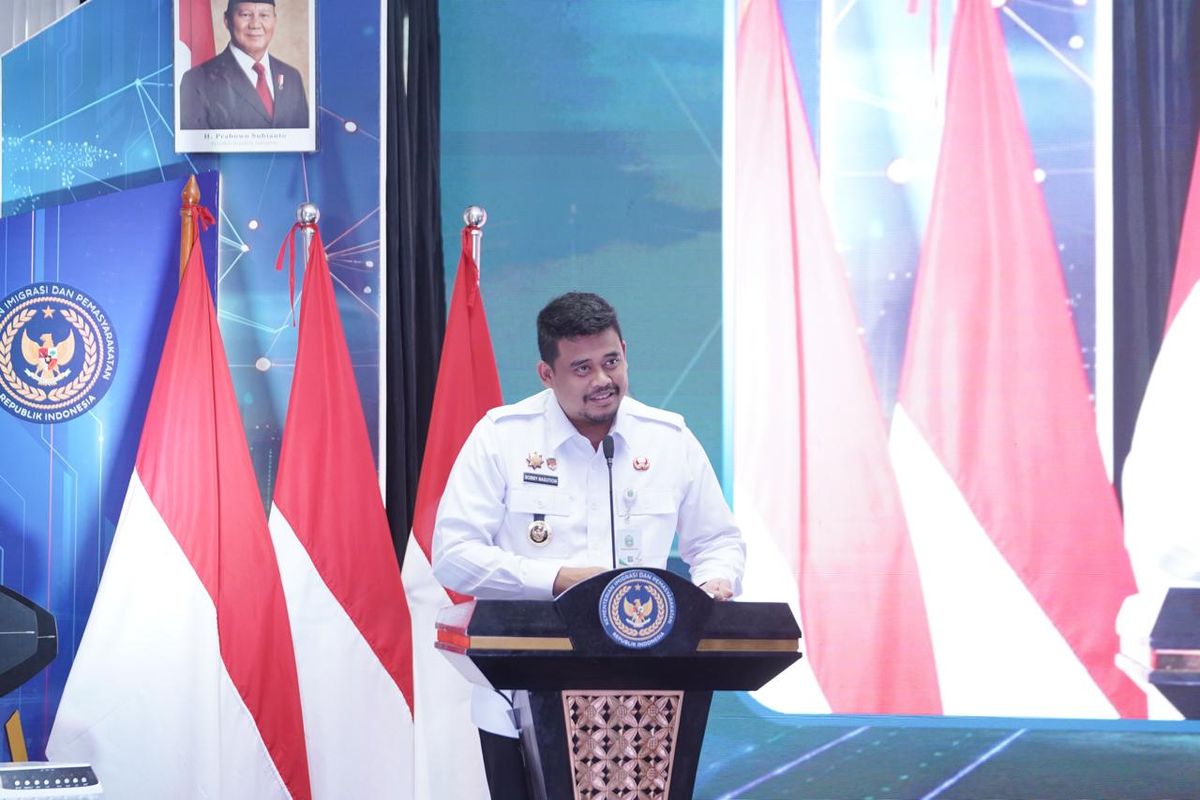 Gubernur Sumatera Utara (Sumut) Bobby Afif Nasution saat meresmikan layanan Autogate dan Lounge bagi Pekerja Migran Indonesia (PMI) bersama Menteri Imigrasi dan Pemasyarakatan (Imipas) Agus Andrianto di Bandara Kualanamu, Selasa (24/6/2025).