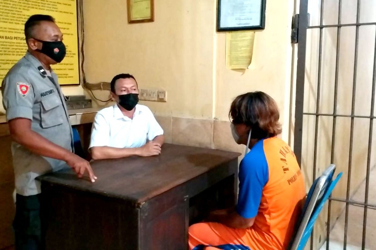 TN (38), tersangka yang mencabuli anak kandungnya, menjalani pemeriksaan di Mapolsek Mojowarno, Kabupaten Jombang, Jawa Timur.