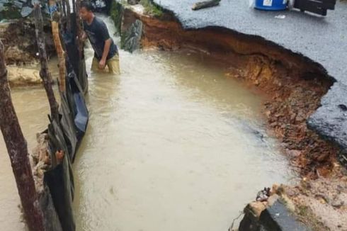 Diguyur Hujan Sejak Minggu Malam, Puluhan Rumah di Babel Terendam Banjir dan Jalan Ambruk