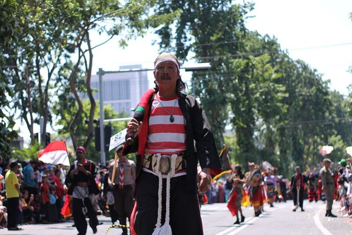 Ilustrasi orang Suku Madura dalam sebuah parade budaya.