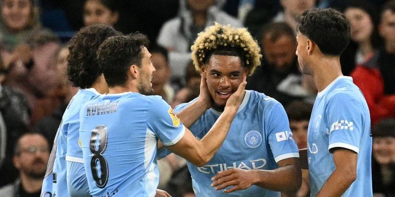Floyd Samba (tengah) merayakan gol pembuka dalam pertandingan sepak bola putaran ketiga Piala Liga Inggris Manchester City vs Norwich City di stadion Etihad di Manchester, barat laut Inggris pada 17 September 2026. (Foto oleh Oli SCARFF / AFP) 