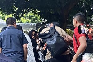 Tangis Anak Marsma Fajar Adriyanto Pecah Saat Tiba di Rumah Duka