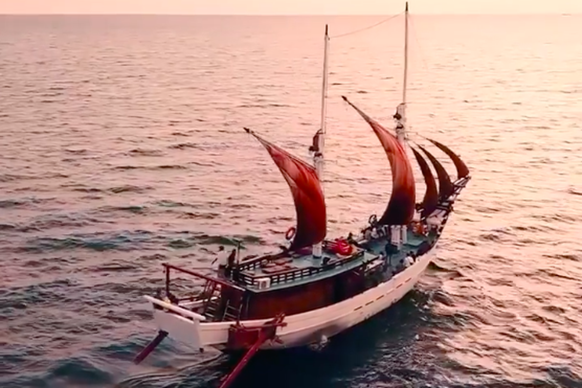 Kapal Pinisi Kita Nusantara berlayar di Perairan Teluk Balikpapan menuja Jembatan Pulau Balang, obyek wisata di sekitar Ibu Kota Nusantara (IKN).