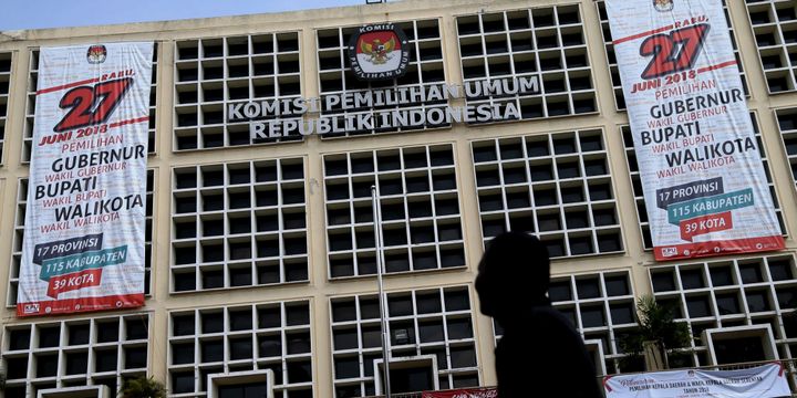 Spanduk berukuran besar tentang Pilkada 2018 terpasang di Gedung Komisi Pemilihan Umum, Jakarta, Sabtu (17/6/2017). Pilkada serentak pada 27 Juni 2018 itu akan diselenggarakan di 17 Provinsi, 115 Kabupaten, dan 39 Kota di seluruh Indonesia.

Kompas/Wisnu Widiantoro (NUT)
17-06-2017 *** Local Caption *** Spanduk berukuran besar tentang Pilkada Serentak 2018 terpasang di Gedung Komisi Pemilihan Umum, Jakarta, Sabtu (17/6). Pilkada serentak pada 27 Juni 2018 itu akan diselenggarakan di 17 Provinsi, 115 Kabupaten dan 39 Kota diseluruh Indonesia.

Kompas/Wisnu Widiantoro (NUT)
17-06-2017