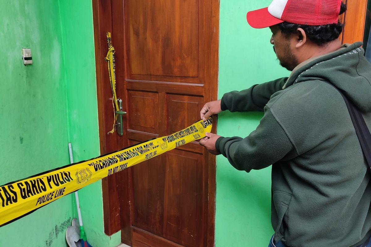 Warga Kuningan menunjukkan Indekos tempat tinggal Gadis, pria yang ditemukan tewas di salah satu indekos di Kelurahan Awirarangan Kecamatan Kuningan Kabupaten Kuningan Jawa Barat, Rabu siang (31/1/2024). Kematian gadis menjadi perhatian banyak pihak. Satreskrim Polres Kuningan melakukan penanganan intensif kasus ini.