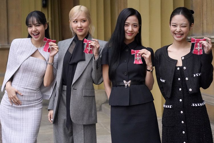K-Pop band Blackpink's members, Lalisa Manoban, Roseanne Park, Jisoo Kim and Jennie Kim pose with their medals following a special investiture ceremony to present them with Honorary MBEs (Member of the Order of the British Empire), at Buckingham Palace in London on November 22, 2023, on the second day of the South Korean President's three-day state visit to the UK. (Photo by Victoria Jones / POOL / AFP)
