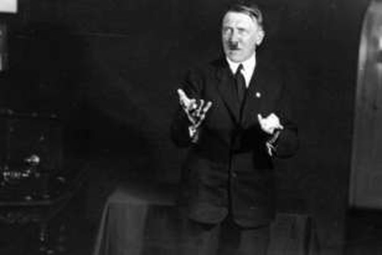 Salah satu foto Adolf Hitler hasil jepretan fotografer Heinrich Hoffmann yang seharusnya dimusnahkan karena dianggap memalukan.