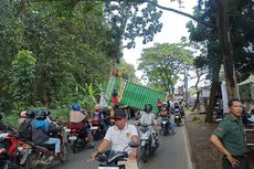 Truk Kontainer Vs Truk Bak di Semarang, Jalan Mijen Macet Parah