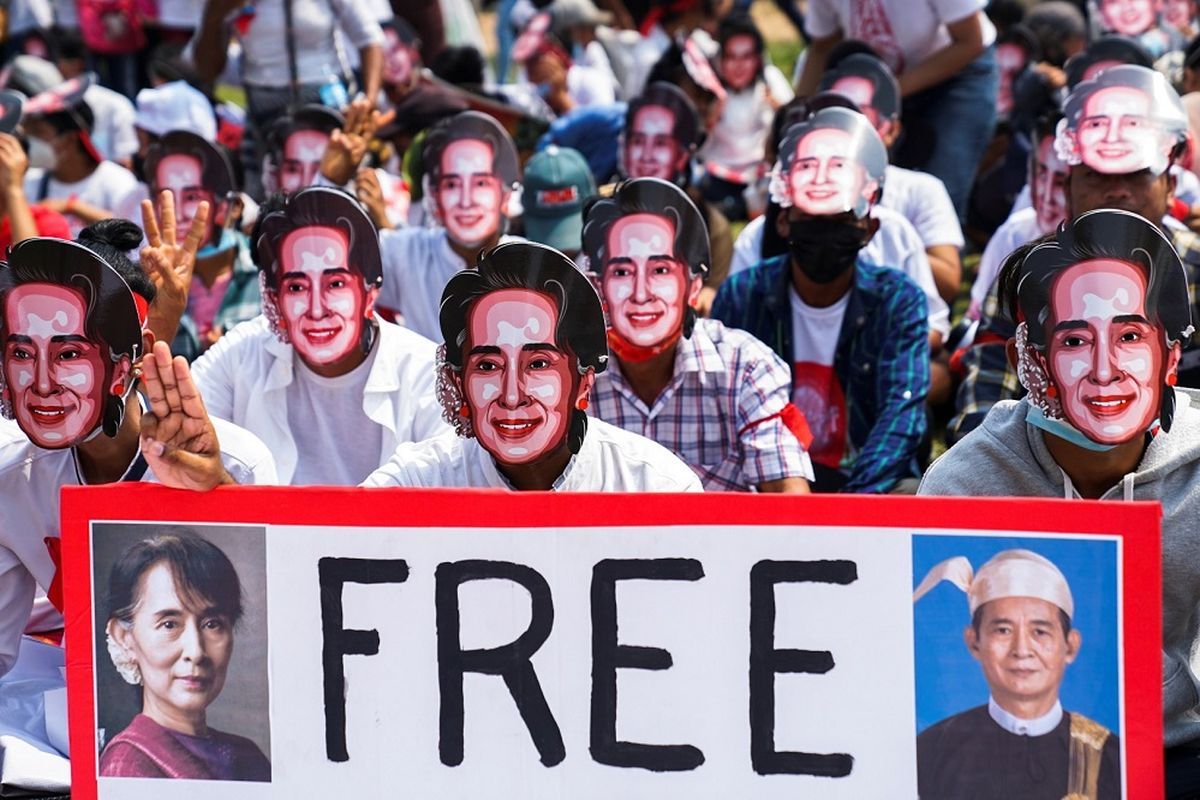 Pengunjuk rasa memakai topeng mirip pemimpin yang digulingkan Aung San Suu Kyi, memperlihatkan salam tiga jari saat mereka berpartisipasi dalam sebuah protes terhadap kup militer di Yangon, Myanmar, Minggu (28/2/2021). ANTARA FOTO/REUTERS/Stringer/WSJ/cfo