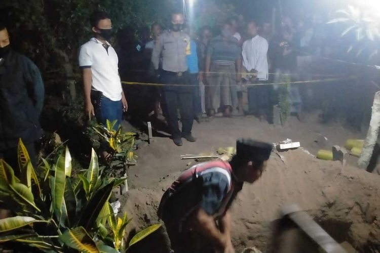 Makam salah satu warga Dusun Sumberbeji, Desa Kesamben, Kecamatan Ngoro, Kabupaten Jombang, Jawa Timur, ditemukan dalam kondisi terbongkar dan berantakan, Minggu (20/9/2020) petang. Satu dari tiga potong kain kafan dinyatakan hilang.