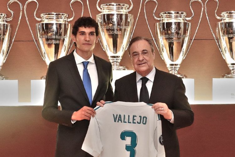 Jesus Vallejo menjalani sesi perkenalan bersama Real Madrid pada Jumat (7/7/2017).