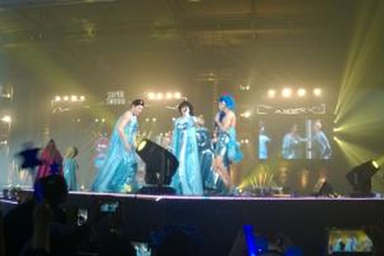 Para personel Super Junior berdandan ala karakter film Frozen, Elsa, saat tampil dalam Super Show 6, di Indonesia Convention Exhibition (ICE), BSD City, Tangerang Selatan, Minggu (3/5/2015).