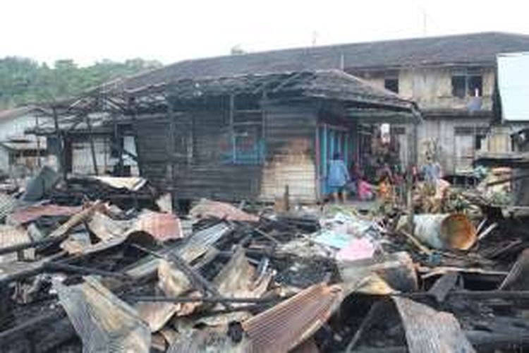 Kondisi rumah warga yang terbakar di Loa Janan, Kutai Kartanegara, Jumat (19/2/2016) dini hari. Sebanyak 153 kepala keluarga kehilangan tempat tinggal akibat kejadian tersebut.