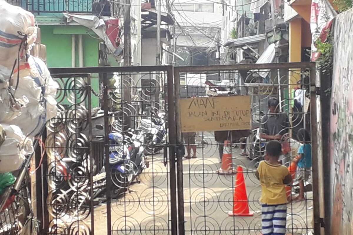 Akses jalur utama warga RW 02, Kelurahan Cipinang Besar Utara, Jatinegara, Jakarta Timur, yang ditutup akibat pandemi Covid-19, Senin (13/4/2020).