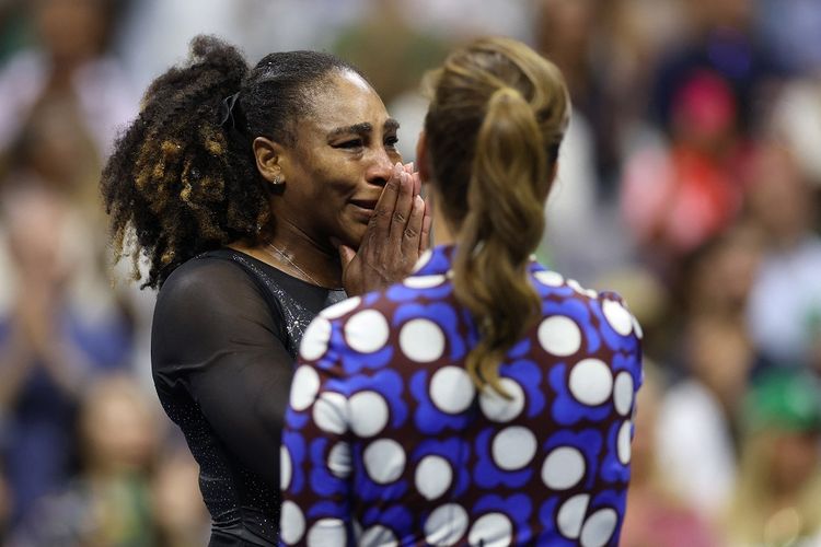 Petenis asal Amerika Serikat Serena Williams menangis saat hendak mengucapkan salam perpisahan kepada para penggemar. Penampilan terakhir Serena Williams tersaji dalam laga putaran ketiga US Open 2022 di Stadion Arthur Ashe, New York, Amerika Serikat, Sabtu (3/9/2022).
