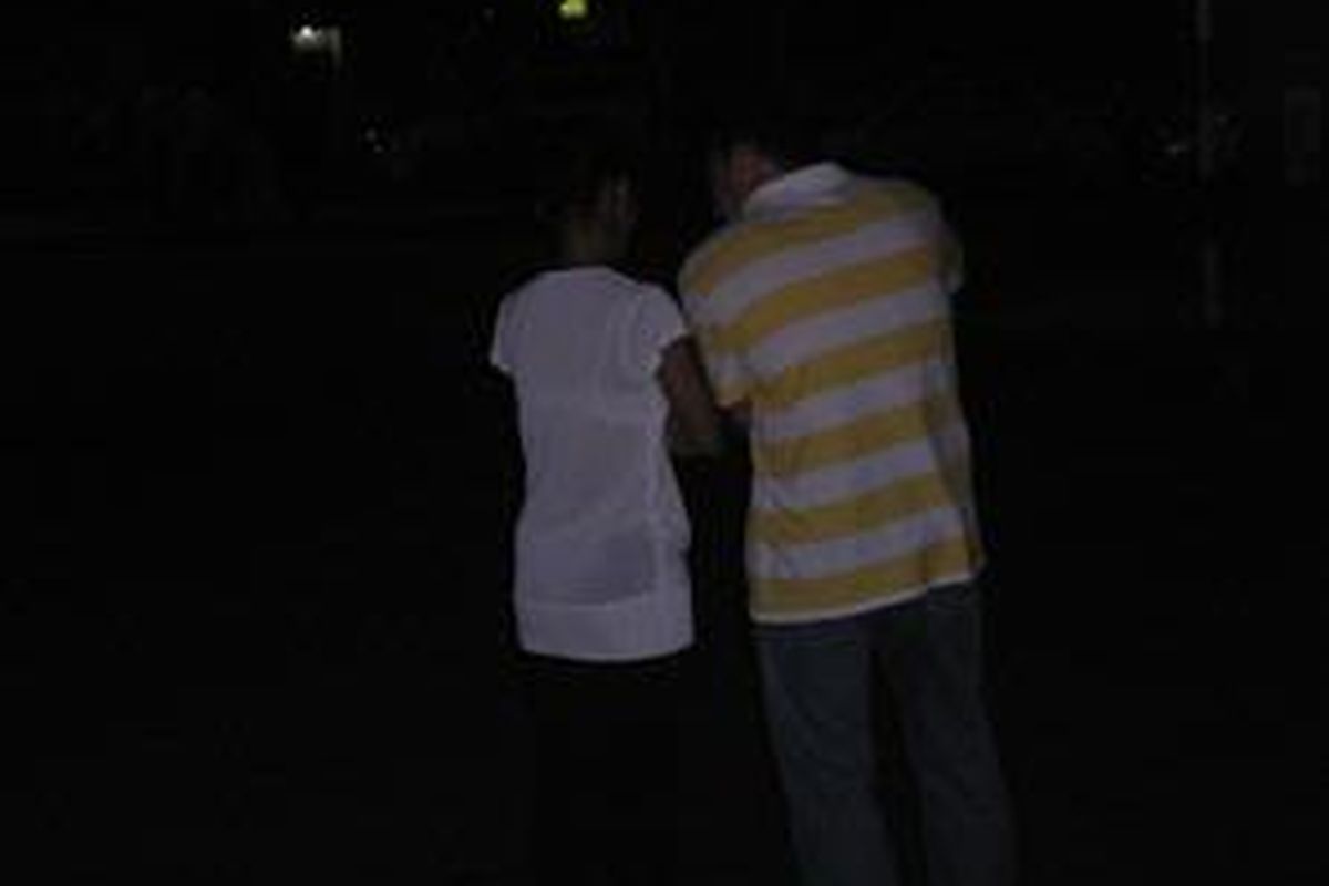 Seorang pria bule sedang merayu wanita penghibur di pinggir Jalan Nguyen Hue, Distrik 1, Ho Chi Minh.