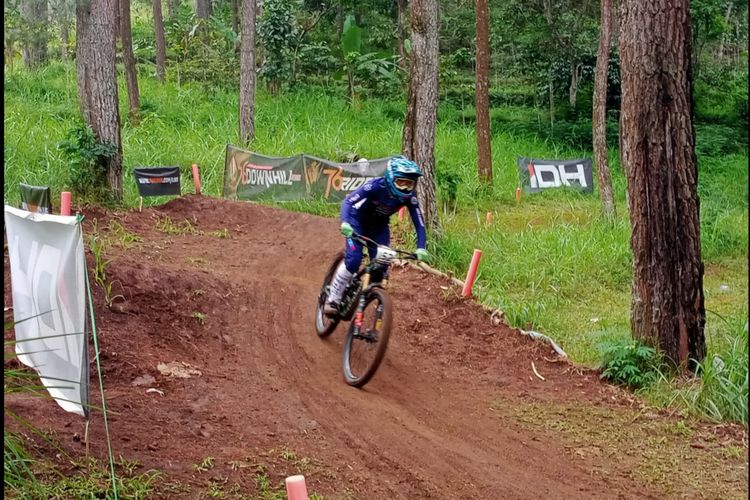 Ajang kejuaraan sepeda gunung downhill di Klemuk Bike Park, Kota Batu, Jawa Timur.