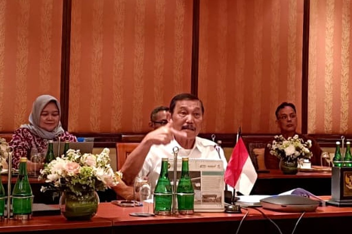 Menteri Koordinasi Bidang Kemaritiman dan Investasi Luhut Binsar Pandjaitan saat kegiatan dalam acara Evaluasi Kinerja Kemenko Marves 2023 Menuju Indonesia Emas 2045 di The St. Regis Bali Resort, Kabupaten Badung, Bali, pada Jumat (22/12/2023). 