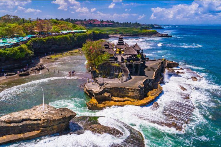 Destinasi wisata Tanah Lot di Bali.