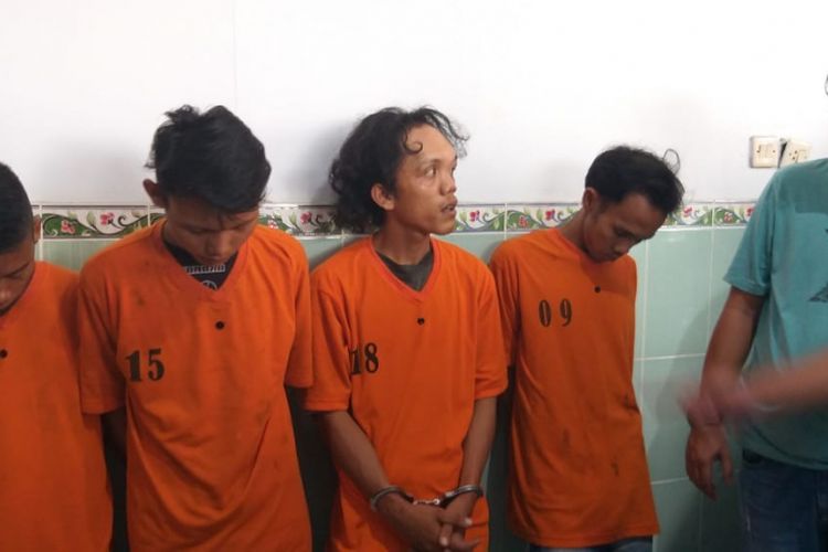 Empat pelaku pembunuhan IA (20) ketika berada diruang kamar jenazah Rumah Sakit (RS) Bhayangkara Palembang, Sumatera Selatan, Rabu (23/1/2019).