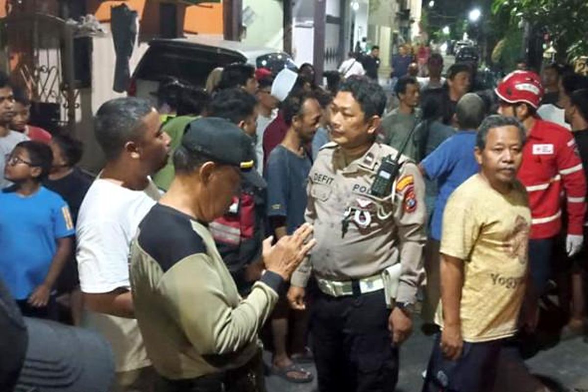 Polisi melakukan olah TKP bocah berusia usia 6 tahun, inisial NYA meninggal dunia usai tertabrak mobil listrik di kawasan perkampungan Jalan Jagir Sidomukti VI, Kecamatan Wonokromo, Kota Surabaya, Jawa Timur (Jatim).