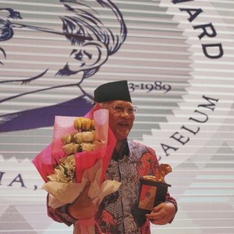 KH Ahmad Mustofa Bisri atau akrab disapa Gus Mus menerima penghargaan Yap Thiam Hien tahun 2017. Penghargaan diberikan dalam acara malam penganugerahan Yap Thiam Hien Award 2017 di Aula Perpustakaan Nasional, Jakarta Pusat, Rabu (24/1/2018). Dalam acara penganugerahan tersebut hadir Menkumham Yasonna Laoly, Menteri KKP Susi Pudjiastuti, Wakil Ketua KPK Laode M. Syarief, Komisioner Komnas HAM Beka Hapsara dan Wakil Ketua Komisi Yudisial Sukma Violetta. 