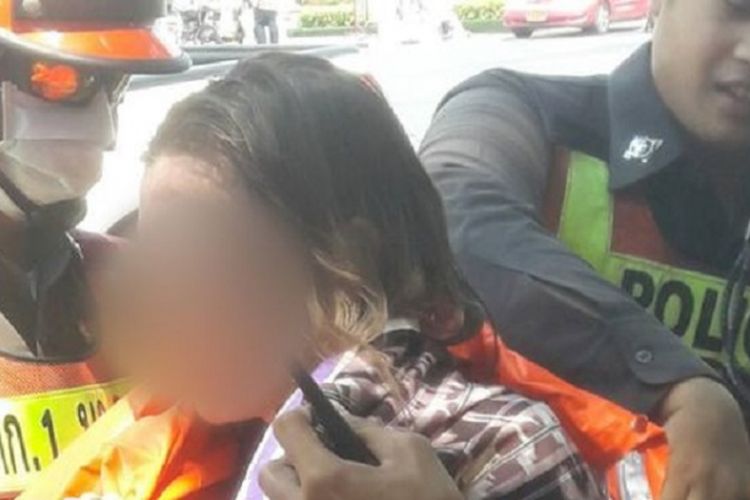 Seorang perempuan backpacker yang berjalan telanjang di sebuah tempat wisata di Bangkok, Thailand, akhirnya diamankan polisi setempat, Selasa (14/3/2017).