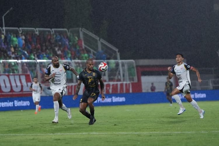 David da Silva (tengah) dibayangi Thales Lira dan Rizky Ridho dalam laga pekan ke-23 Super League 2025-2026 Malut United vs Persija di Stadion Gelora Kie Raha, Ternate, Selasa (24/2/2026).