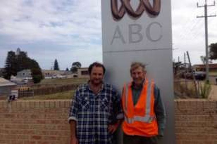 Peter Tripovich (kanan) bersama Damien yang mendampinginya bertekad akan menyelesaikan aksi jalan kaki keliling Australia pada Juni mendatang