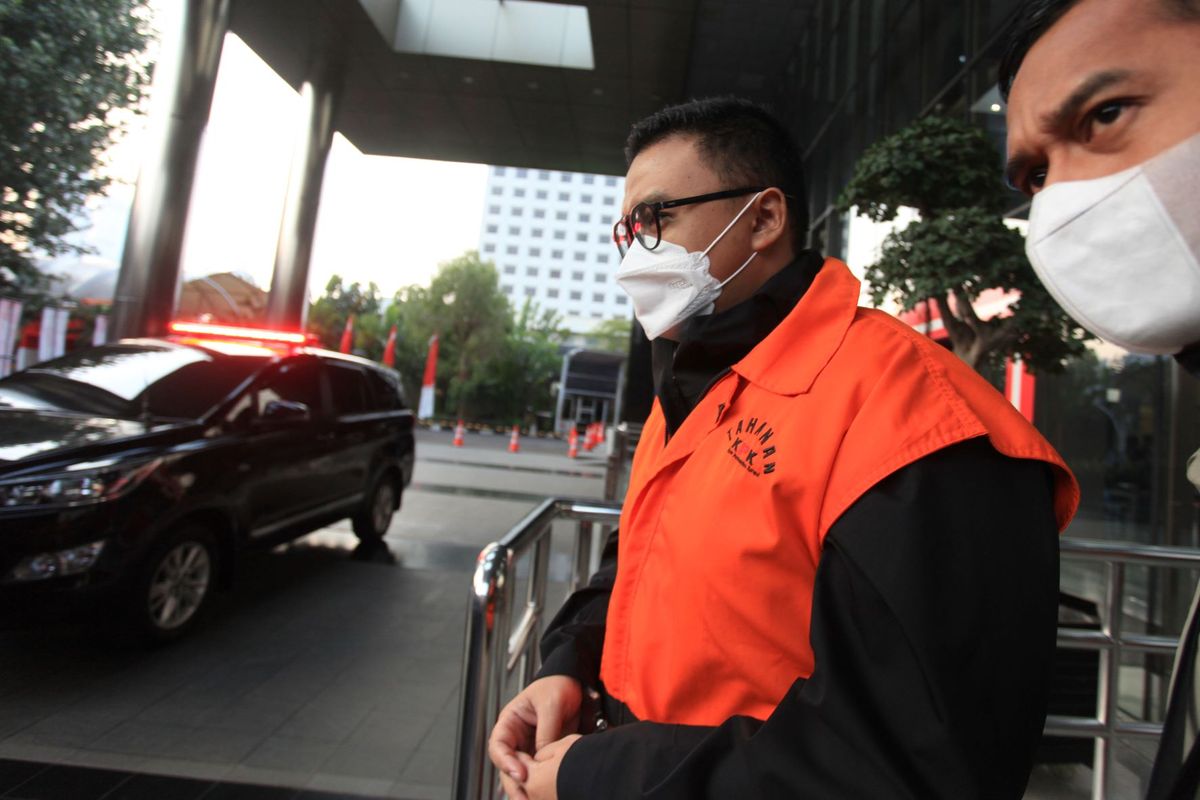 Tersangka kasus dugaan suap terkait Laporan Keuangan Pemerintah Daerah Kabupaten Bogor Hendra Nur Rahmatullah Karwita (kiri) berjalan menuju mobil tahanan usai menjalani pemeriksaan di Gedung Merah Putih KPK, Jakarta, Selasa (23/8/2022). Pegawai BPK Perwakilan Jawa Barat itu diperiksa sebagai tersangka dalam kasus diduga menerima suap sebesar Rp1,935 miliar dari Bupati Bogor Ade Yasin untuk mengondisikan LKPD Kabupaten Bogor Tahun Anggaran 2021 agar mendapatkan opini Wajar Tanpa Pengecualian (WTP). ANTARA FOTO/Reno Esnir/hp.