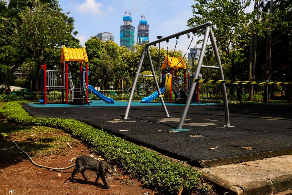 Suasana kawasan Taman Menteng yang lengang saat penutupan sementara di Jakarta Pusat, Jumat (20/3/2020). Pemprov DKI menutup sementara seluruh taman dan hutan kota di Jakarta dari aktivitas masyarakat, sebagai upaya pencegahan penyebaran COVID-19 atau Virus Corona.