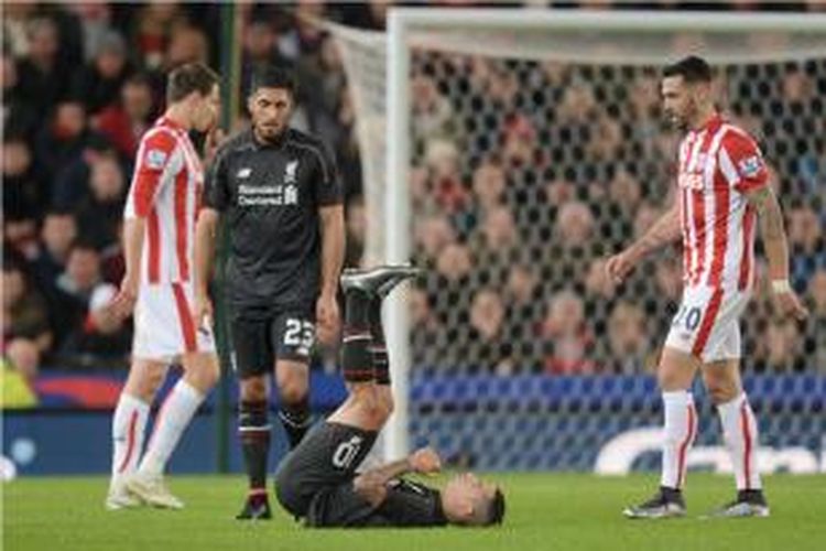 Gelandang Liverpool, Philippe Coutinho, mengalami cedera otot paha saat melawan Stoke City pada semifinal pertama Piala Liga di Stadion Britannia, 5 Januari 2016.