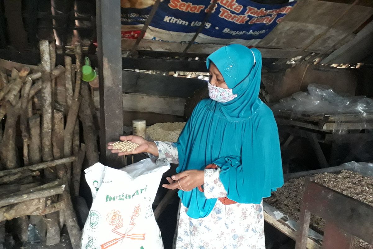 Salah satu pelaku industri tempe di Kabupaten Malang.