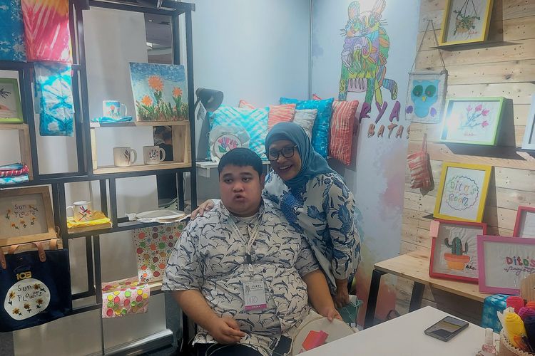 Penyandang autisme, Dito bersama ibunya memamerkan karya seni buatan Dito dalam acara Karya Tanpa Batas di Gedung Smesco, Jakarta pada Rabu (21/12/2022).