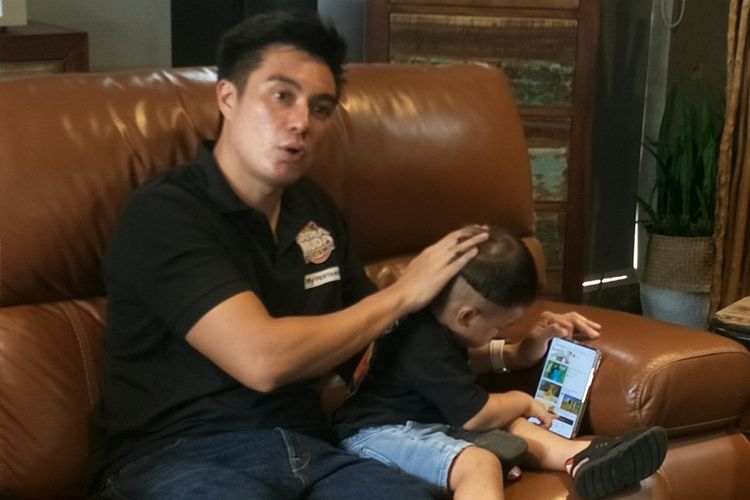 Aktor sekaligus YouTuber Baim Wong bersama Kiano Tiger Wong saat jumpa pers mengenai perayaan ulang tahun ke-2 putra pertamanya itu di kantornya, di kawasan Bintaro, Jakarta Selatan, Kamis (30/12/2021).