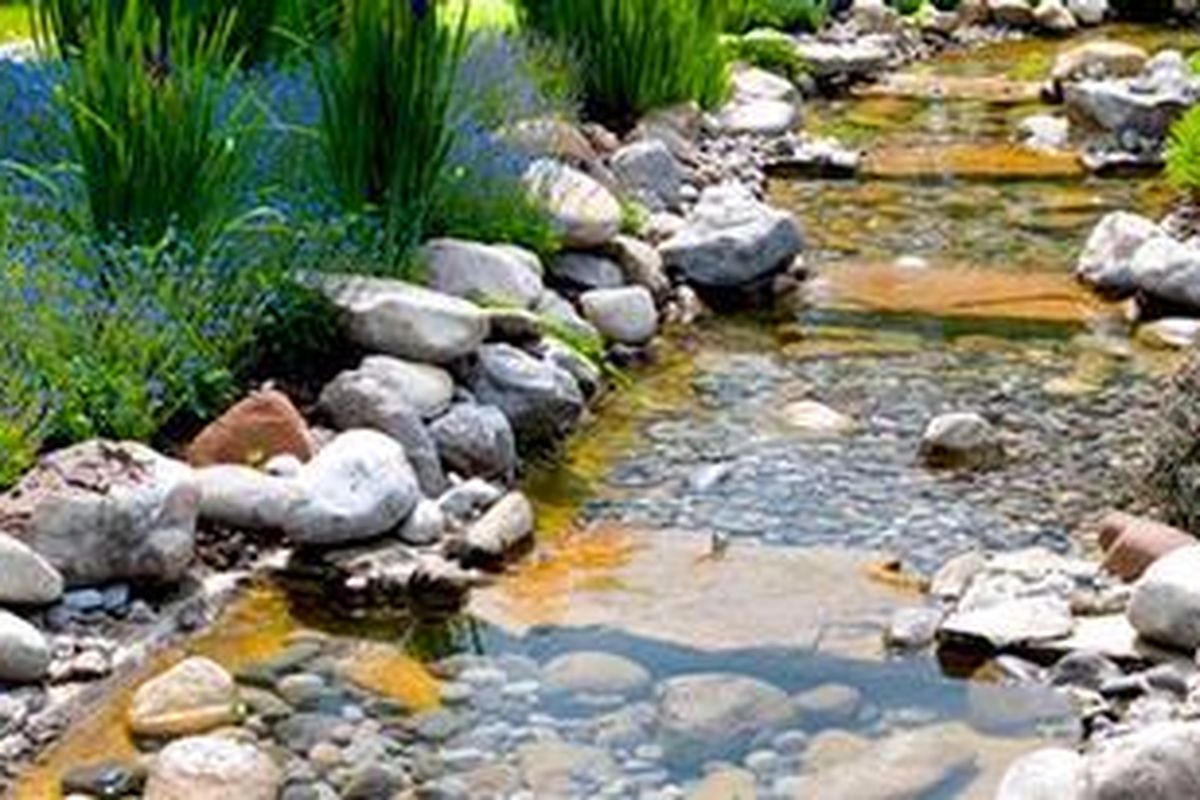 Berbeda dengan kebanyakan water pond, konsep river pond membiarkan air membasahi bidang kolam dan bebatuan yang memagarinya. 