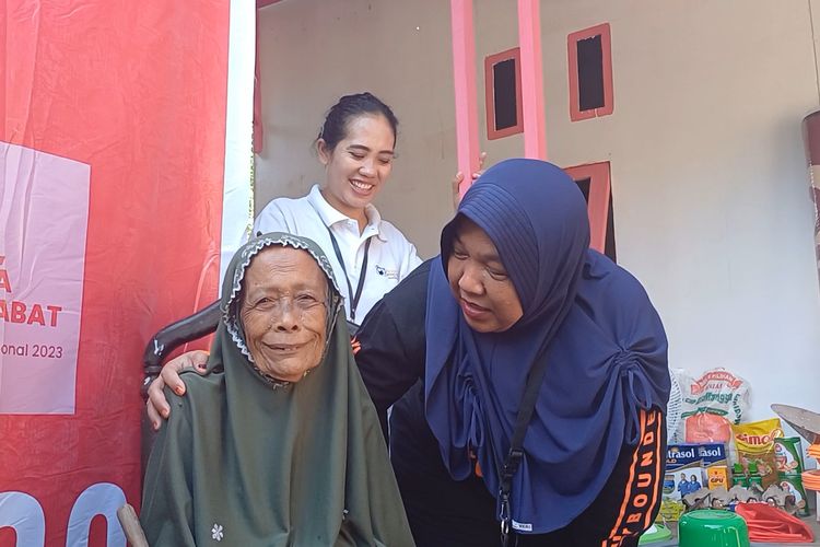 Aisyah (80), warga Desa Pulo Rungkom, Kabupaten Aceh Utara yang menerima bantuan renovasi rumah tak layak dari Kementerian Sosial, Senin (27/5/2024).