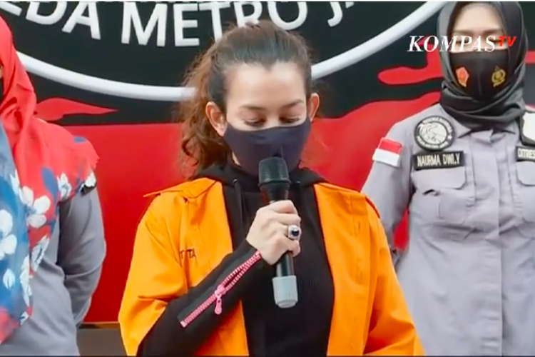 Penyanyi Reza Artamevia memberi keterangan atas kasus narkoba yang menjeratnya pada konferensi pers di Polda Metro Jaya, Minggu (6/9/2020).