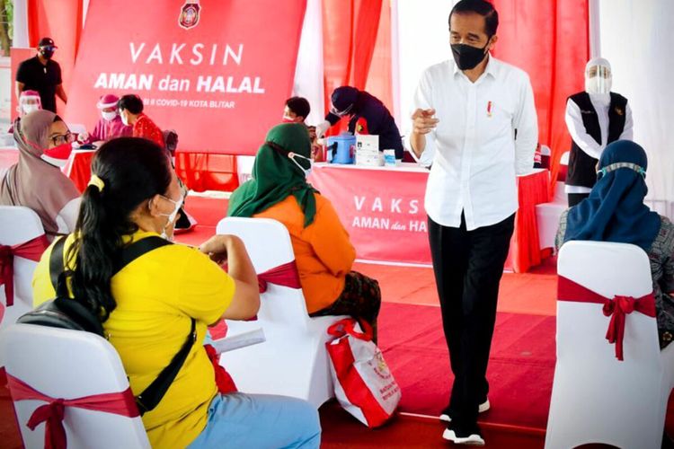 Presiden Joko Widodo menyapa warga Kota Blitar pada kegiatan vaksinasi massal di area parkir PIPP, Kota Blitar, Selasa (7/9/2021)