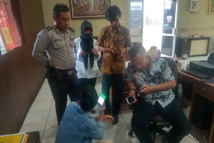 Putra (28) driver salah satu ojek online ketika berada di Polresta Palembang, Rabu ( 19/9/2018). Pelaku ditangkap lantaran melakukan order fiktif atau yang sering disebut tuyul.