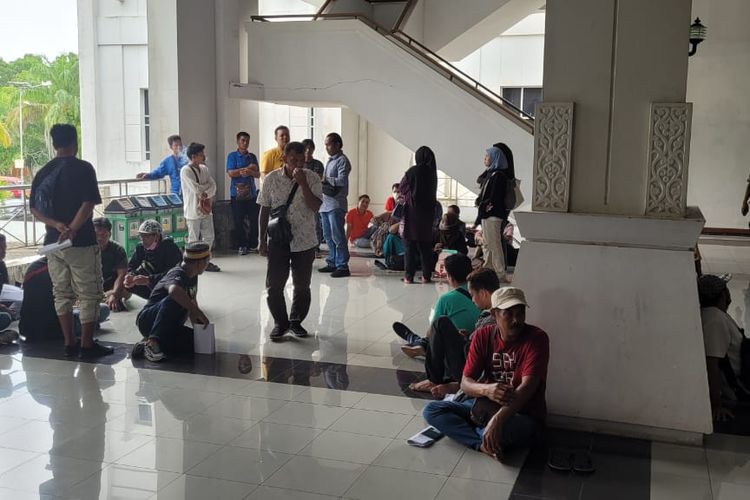 Puluhan PMI re entry mendatangi DPRD Nunukan Kaltara. Mereka mengeluhkan proses pemberangkatan yang bermasalah dan meminta agar DPRD mencarikan solusi untuk secepatnya bisa berangkat ke Malaysia