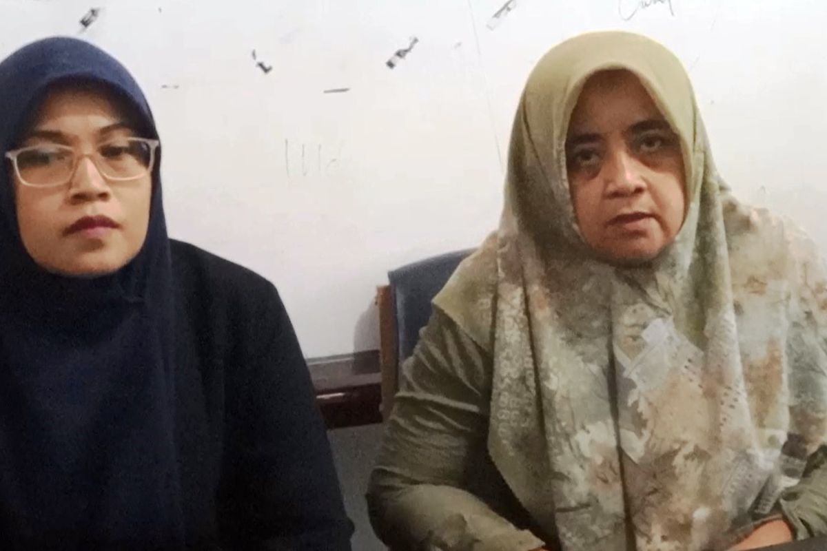 Yeti Yulianti (tidak berkacamata) bersama adiknya, Eva Fatimah saat menggelar konferensi pers, Rabu (25/1/2023) di Unsur Cianjur, Jawa Barat, terkait kematian putrinya yang menjadi korban tabrak lari.