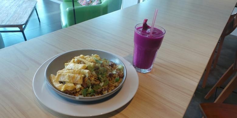 Seporsi menu nasi goreng kambing dengan irisan telur dadar dan fruit ice crush glow (dragon fruit, soursop, apple) di Cozyfield Cafe, Gramedia Emerald Bintaro, Tangerang Selatan, Banten,Selasa (23/12/2015). Harga nasi goreng kambing yakni Rp 52.000 dan fruit ice crush glow sebesar Rp 35.000.