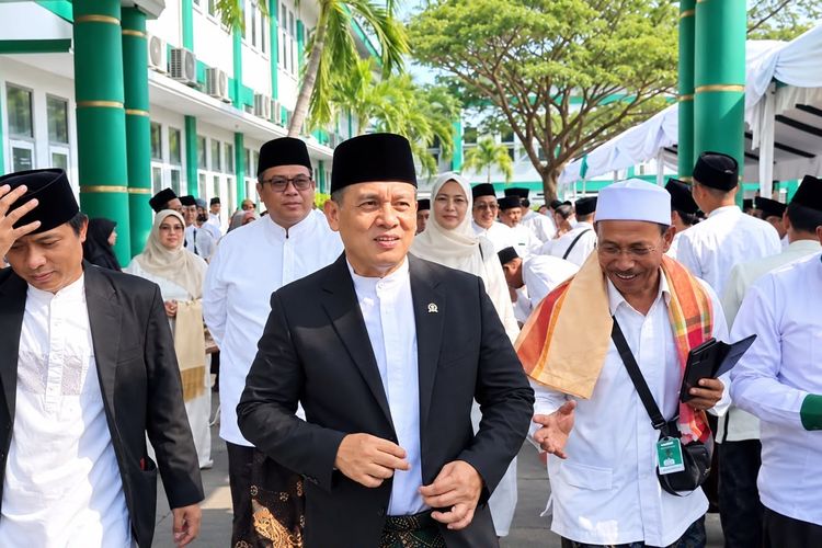 Wamenang Umumkan Pembentukan Ditjen Pesantren Saat Hadiri Hari Santri 2026 di Indramayu